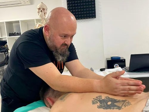 Massaggio decontratturante alla schiena nello studio di Pordenone